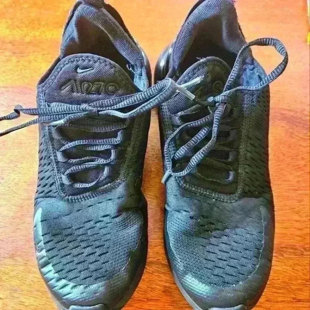 Nike Air Max 270 Women's Black on Black tennis shoes. SIZE 6.